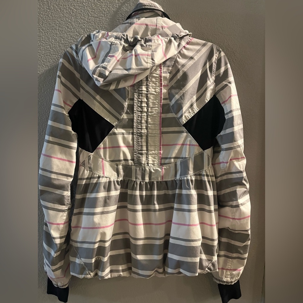Lululemon jacket. Size 6 - Picture 2 of 10